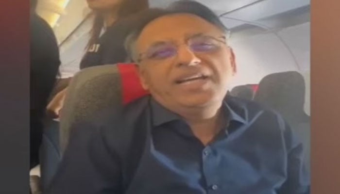 حادثے سے بچنے والی کراچی سے لاہور کی پرواز میں اسد عمر بھی سوار تھے
