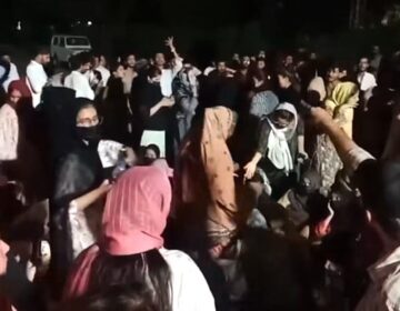 سندھ یونیورسٹی، گرلز ہاسٹل کے باہر طالبات کا انتظامیہ کے خلاف احتجاج