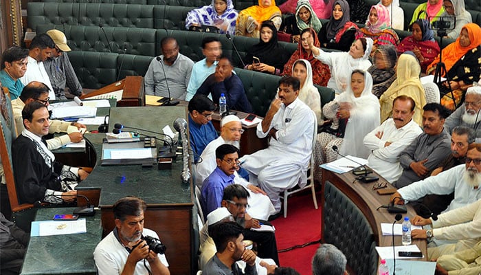 سٹی کونسل کراچی میں گاڑیاں دھونے کیلئے لائن کا پانی استعمال کرنے پر جرمانے کی قرارداد پیش