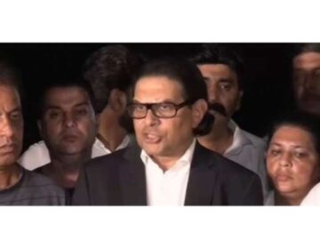 سپریم کورٹ آئینی بنچ کے فیصلے نے آئینی عمارت منہدم کر دی فیصلے نے اجازت دے دی کہ کوئی افسر بند کمروں میں سویلینز کا ٹرائل کر کے 14 سال 10 سال یا بعض کیسوں میں سزائے موت بھی دے سکتا ہے، سلمان اکرم راجہ کا ردعمل