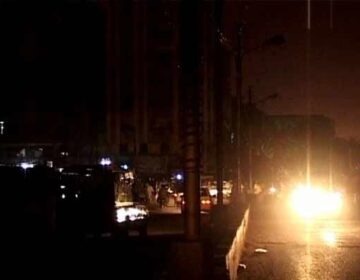 شدید گرمی میں بجلی کی طویل لوڈشیڈنگ سے کراچی کے شہری عاجز آگئے