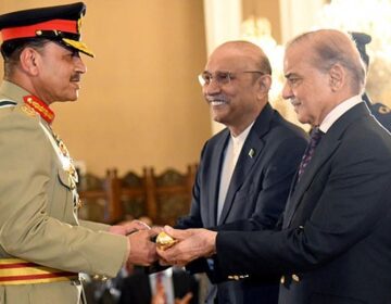 صدر مملکت اور وزیراعظم نے سید عاصم منیر کو ’’بیٹن آف فیلڈ مارشل‘‘ کے اعزاز سے نوازا