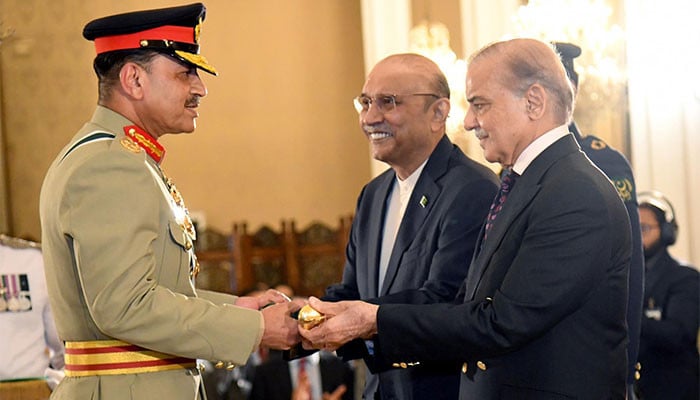 صدر مملکت اور وزیراعظم نے سید عاصم منیر کو ’’بیٹن آف فیلڈ مارشل‘‘ کے اعزاز سے نوازا