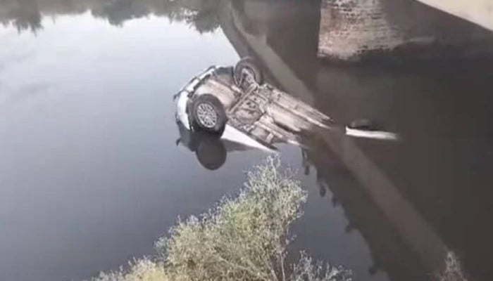 لاہور: تیز رفتار گاڑی بے قابو ہو کر نہر میں گر گئی، 3 افراد جاں بحق