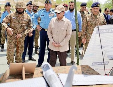 وزیرِ اعظم کی  معرکۂ حق میں بھارتی طیاروں کو تباہ کرنیوالے پاک فضائیہ کے شاہینوں سے ملاقات