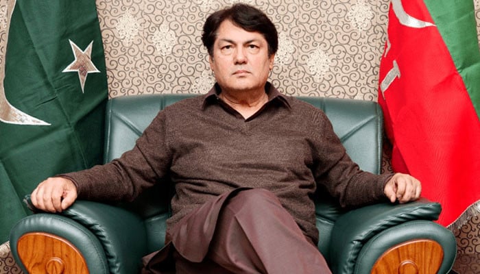 وفاق خیبرپختونخوا کے ساتھ سوتیلی ماں جیسا سلوک بند کرے: بیرسٹر سیف
