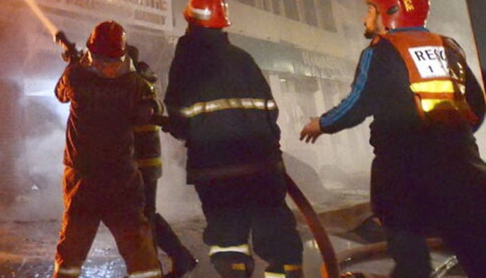 پشاور: رنگ روڈ پر مڈیسن کے گودام میں آتشزدگی، آگ بجھانے والے ادارے مصروف