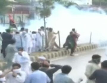 پشاور میں پیپلز پارٹی کا احتجاج، مظاہرین نے عمران خان کی رہائی کیلئے لگے پی ٹی آئی کیمپ کو آگ لگادی