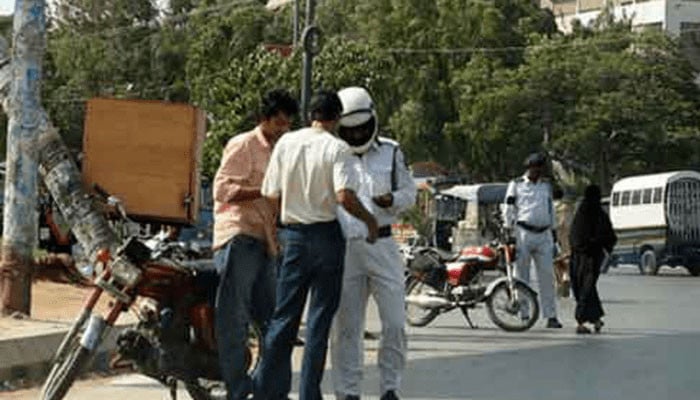 کراچی: ٹریفک قوانین توڑنے والی 50 ہزار 467 موٹر سائیکلیں تحویل میں لے لی گئیں