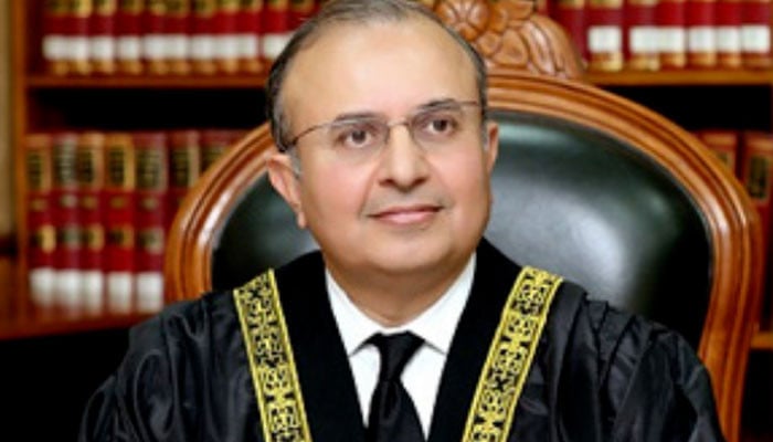جسٹس منصور علی شاہ نے قائم مقام چیف جسٹس کا حلف اٹھا لیا