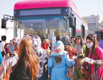حیدرآباد: پنک بس سروس بند، خواتین پبلک ٹرانسپورٹ میں سفر کرنے پر مجبور