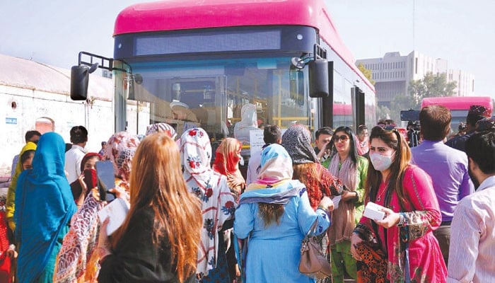 حیدرآباد: پنک بس سروس بند، خواتین پبلک ٹرانسپورٹ میں سفر کرنے پر مجبور