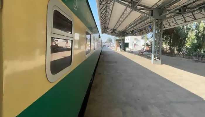 فیصل آباد سے کراچی آنیوالی 10 سالہ بچی ٹرین سے اغوا، کراچی کینٹ میں مقدمہ درج
