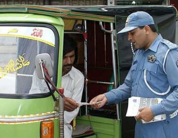 لاہور: ٹریفک وارڈنز کی وردی سے کیمرے منسلک