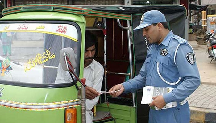 لاہور: ٹریفک وارڈنز کی وردی سے کیمرے منسلک