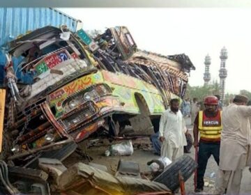 نوشہرو فیروز : ٹرک اور کوچ میں ٹکر سے ایک شخص جاں بحق