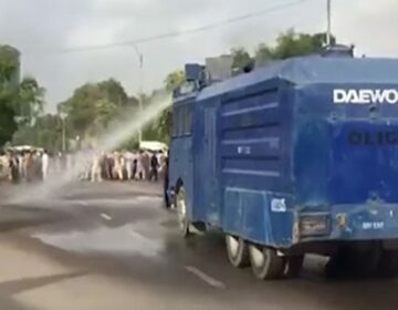 کراچی: اساتذہ کا احتجاج، 23 گرفتار، شیلنگ سے خاتون پولیس اہلکار بے ہوش
