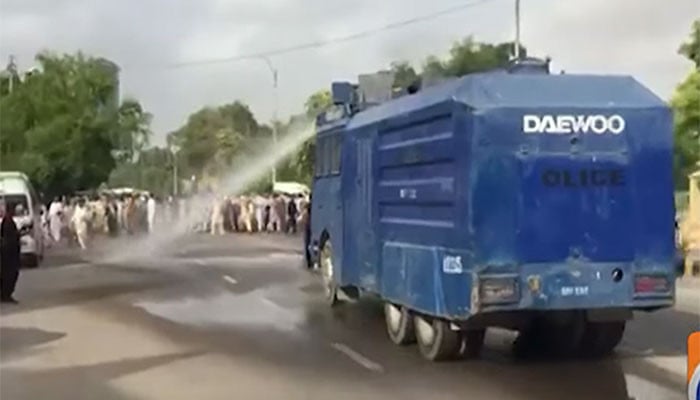 کراچی: اساتذہ کا احتجاج، 23 گرفتار، شیلنگ سے خاتون پولیس اہلکار بے ہوش