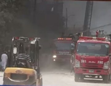 کراچی: لانڈھی ایکسپورٹ پروسیسنگ زون کی فیکٹری میں لگی آگ پر 20 گھنٹے بعد بھی قابو نہیں پایا جاسکا