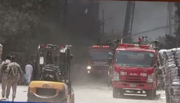 کراچی: لانڈھی ایکسپورٹ پروسیسنگ زون کی فیکٹری میں لگی آگ پر 20 گھنٹے بعد بھی قابو نہیں پایا جاسکا