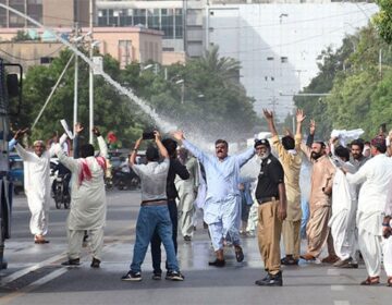 کراچی میں سندھ ایمپلائزالائنس کا احتجاج، شہر میں ٹریفک کا نظام درہم برہم ہوگیا