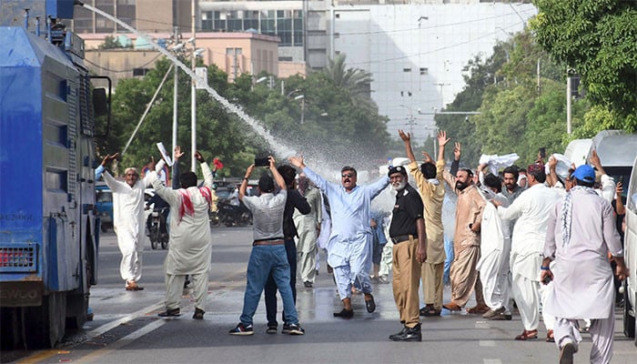 کراچی میں سندھ ایمپلائزالائنس کا احتجاج، شہر میں ٹریفک کا نظام درہم برہم ہوگیا