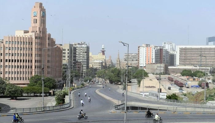 کراچی میں وقفے وقفے سے تیز ہوائیں چلنے کا امکان