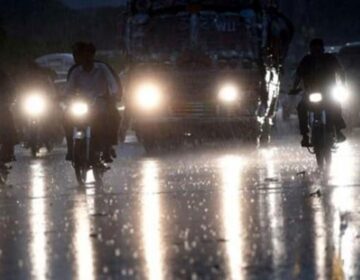 کراچی میں گرج چمک کے ساتھ بارش، بجلی غائب