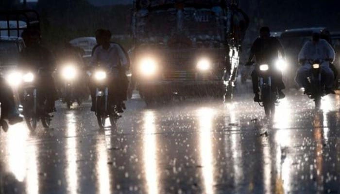 کراچی میں گرج چمک کے ساتھ بارش، بجلی غائب