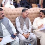 گورنر پنجاب نے کھلی کچہری میں آئے لوگوں سے اسپیکر آن کر کے وزیراعظم کی بات کروائی