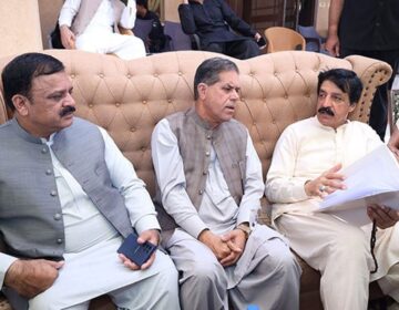 گورنر پنجاب نے کھلی کچہری میں آئے لوگوں سے اسپیکر آن کر کے وزیراعظم کی بات کروائی