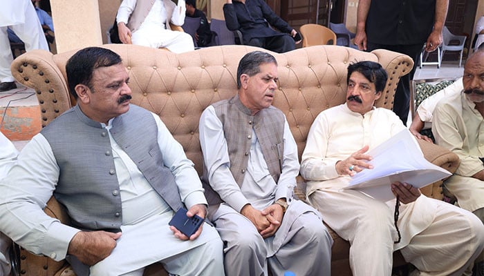 گورنر پنجاب نے کھلی کچہری میں آئے لوگوں سے اسپیکر آن کر کے وزیراعظم کی بات کروائی